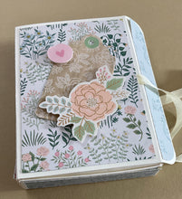 Load image into Gallery viewer, Mini book: Gift Card Holder in Floral
